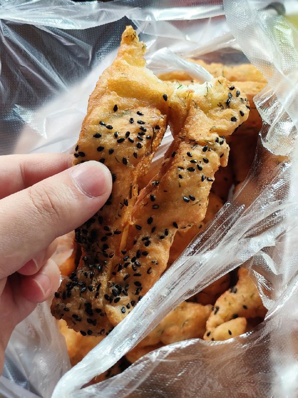 新开了一家油条，排队买，便宜，还好吃